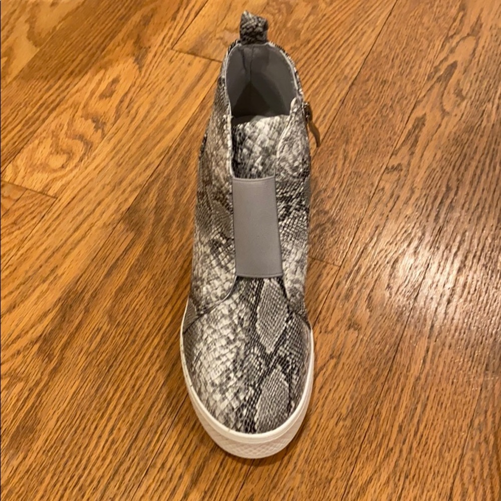 ⬇️SALE⬇️NWT FAUX SNAKESKIN WEDGE/SNEAKER BOOTIES
